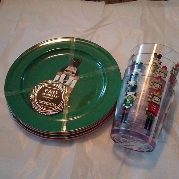 FAO Schwartz Nutcracker, set of 4 Cups + 4 Dessert Plates in Melamine - Picture 11 of 13